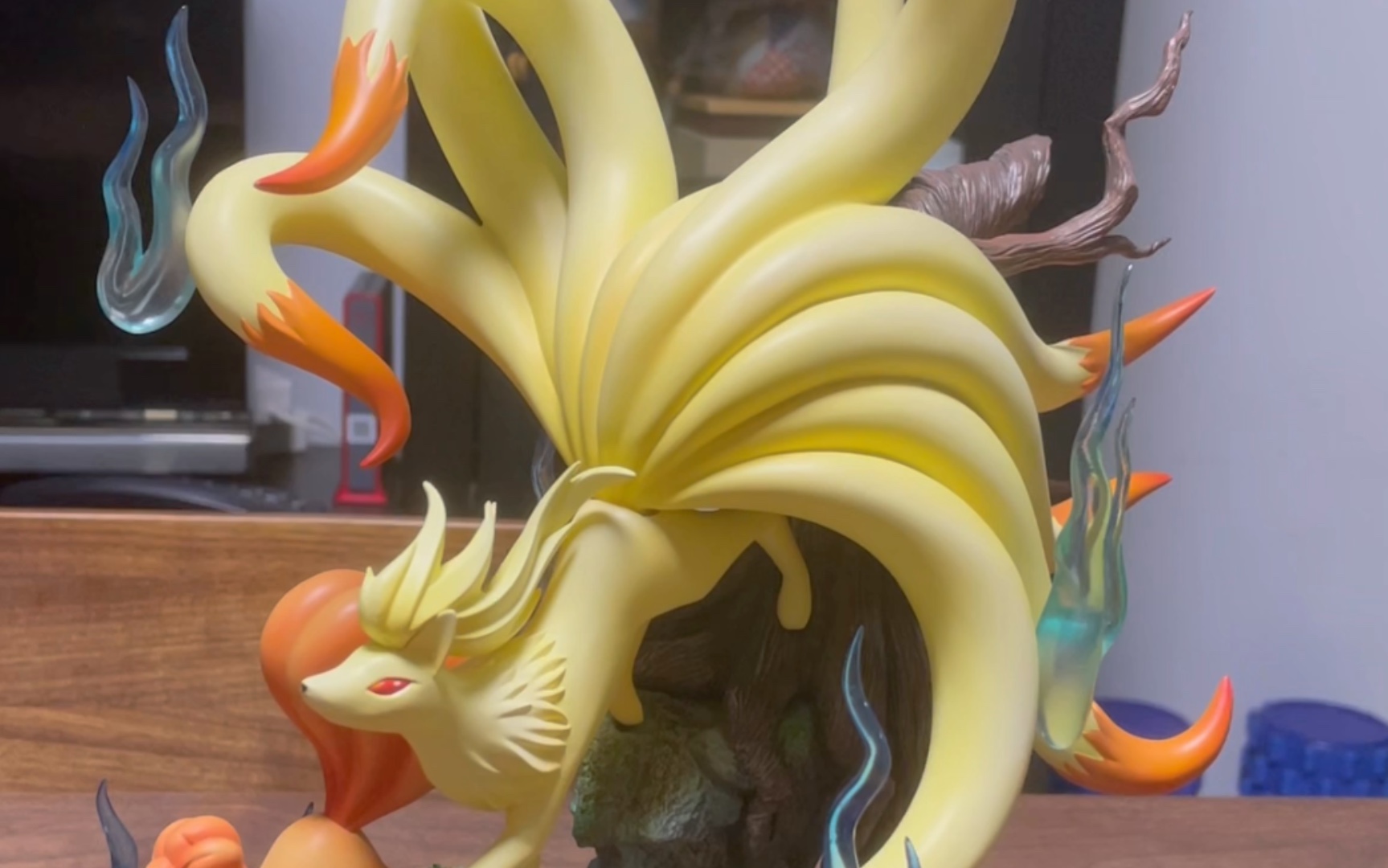 "火九尾使用了鬼火,并向你邪魅一笑.