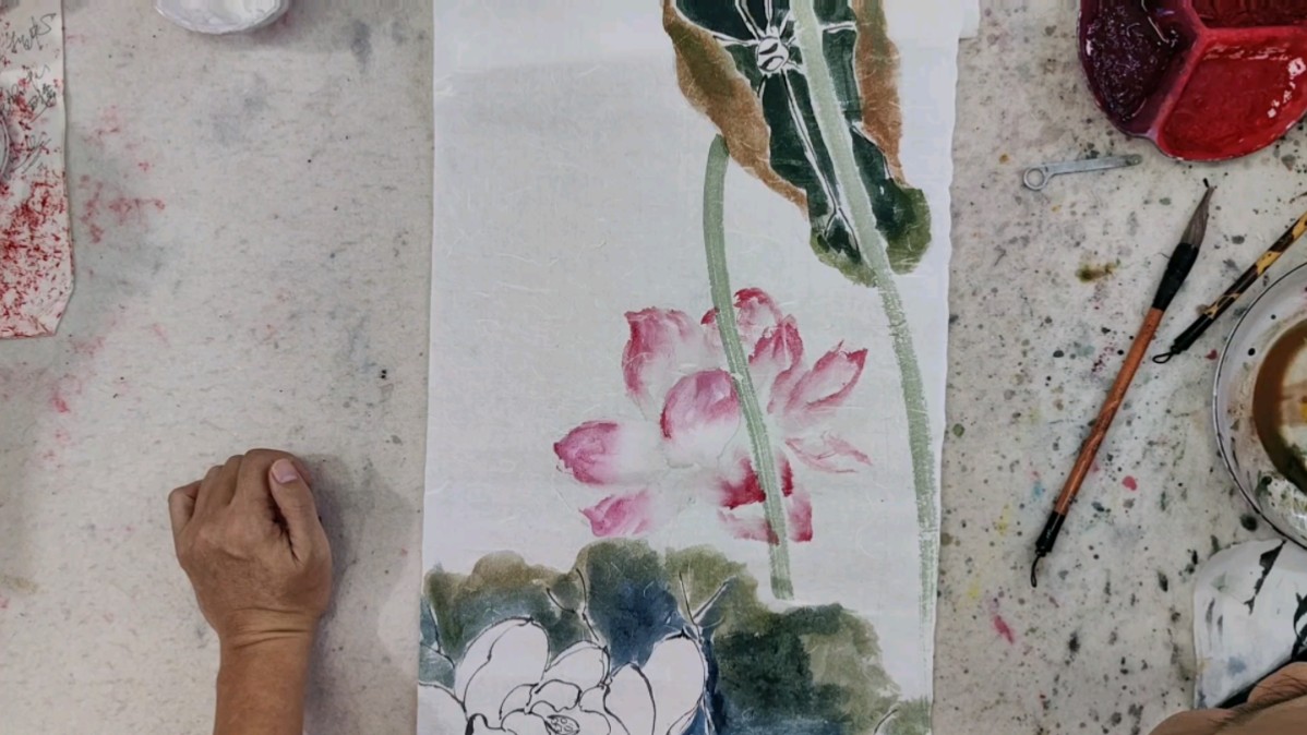 《红莲白莲翠羽飞》国画荷花