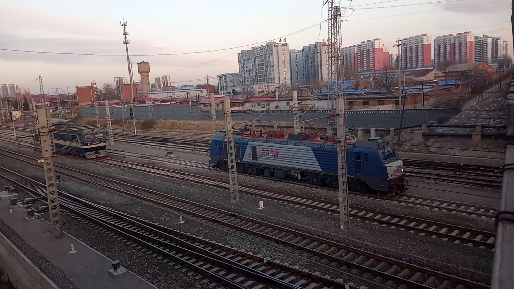 京局唐段某hxd2b型电力机车单机驶入唐山北站