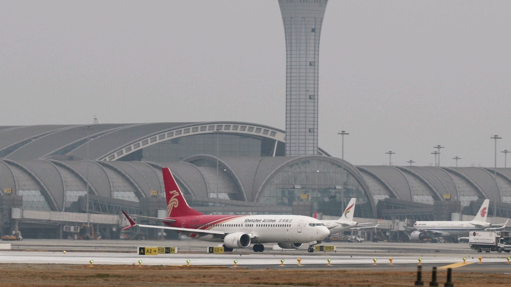 深航波音737缓缓滑行