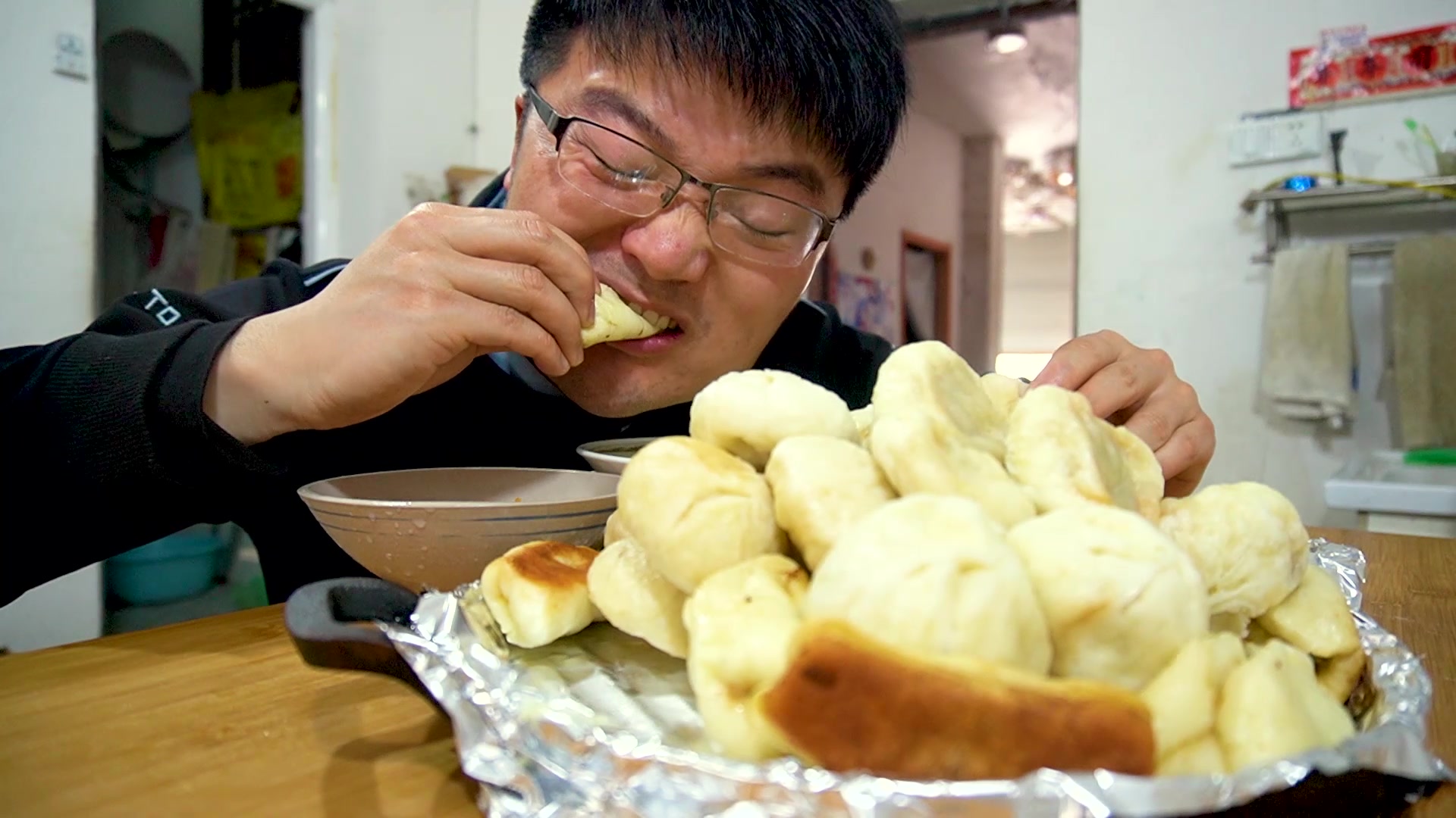 [图]四笼包子一顿饭，大sao饿了两餐，开启大蒜新吃法，辣椒油裹大蒜，吃的太香了