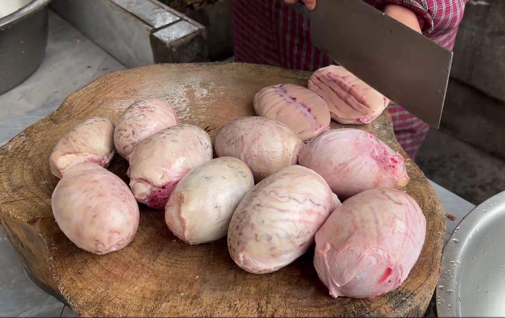 2根牛鞭,10个牛蛋,看农村大叔什么做法,出锅时,才知道不简