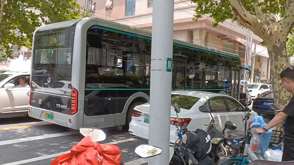 上海巴士一公司37路z0a红灯经过贵州路九江路路口