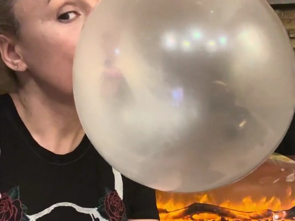 [图]SHARE- Bubble Gum Blowing Huge Bubble Monster泡泡糖