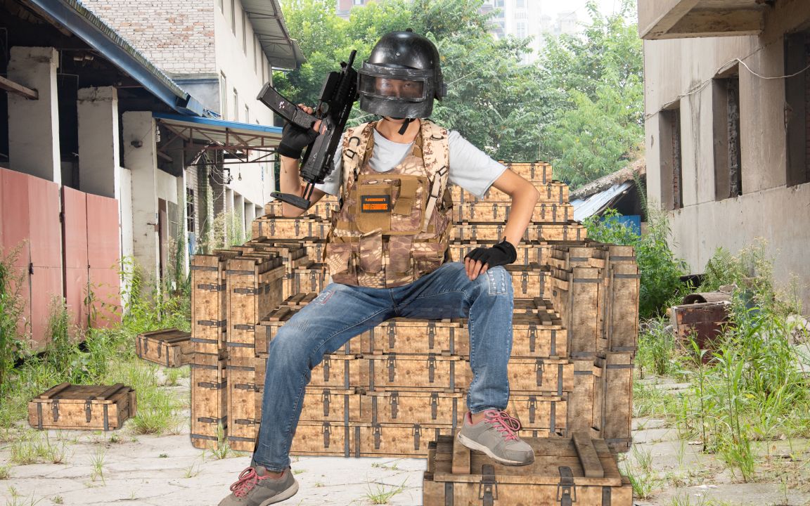 【绝地求生真人版】玩家跳p城坑死队友,光子看不下去扔雷炸飞玩家