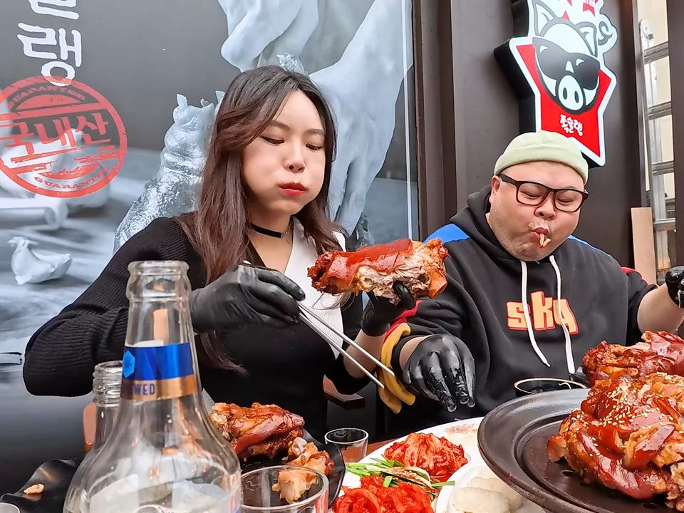韩国美食之和美女一起的猪蹄挑战