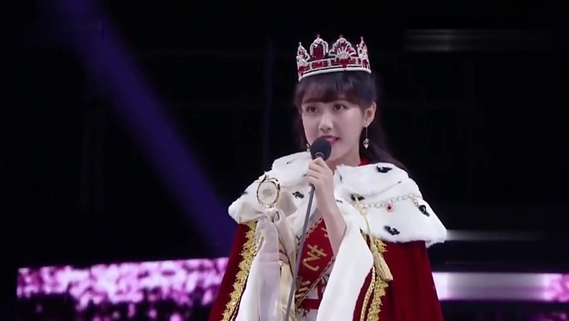 snh48年度总决选,李艺彤获得第一名披上了红披风!