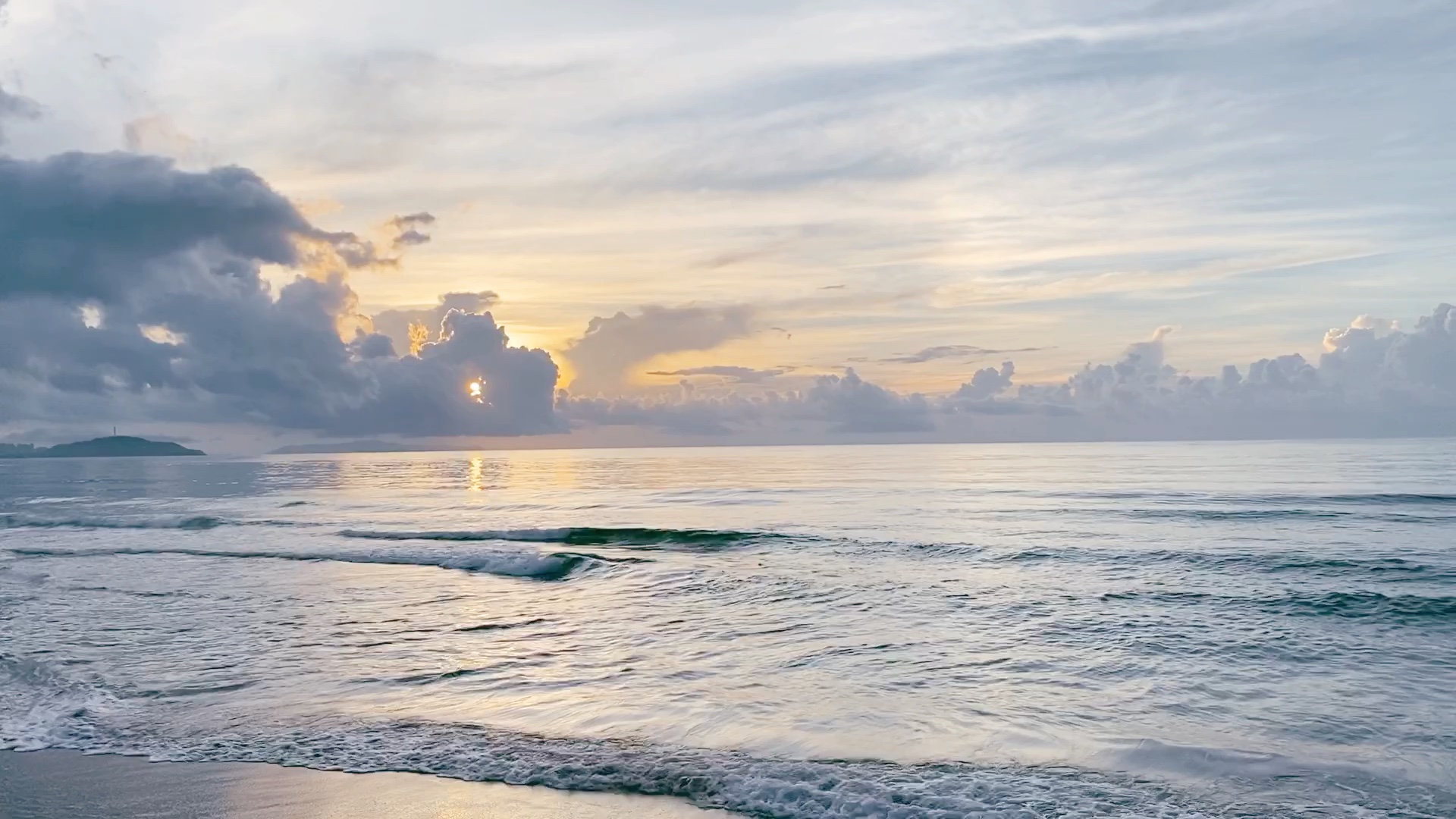 治愈向|阴晴不定的多云三亚夏天 海浪拍打敏感早晨 太阳不负众望从云