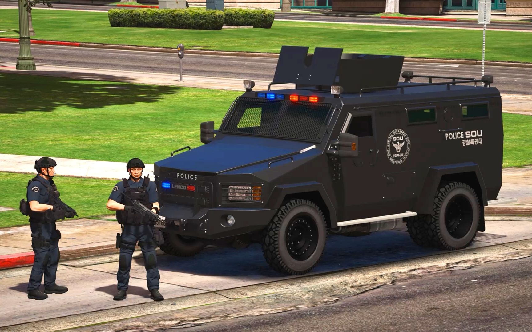 gta5警察模拟:开警用防暴车在高速公路追捕被盗的集装箱