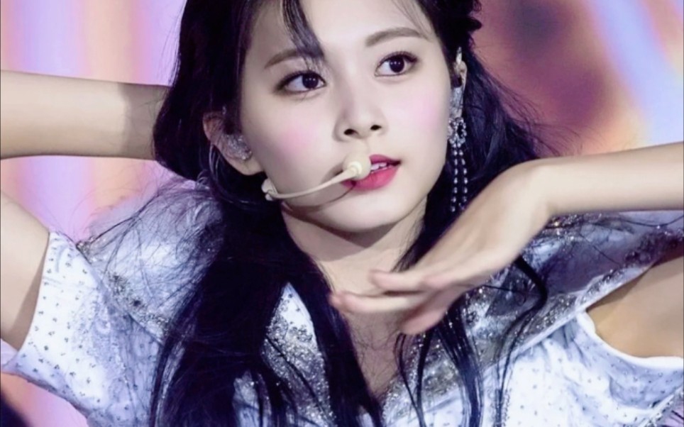 【周子瑜】"颜值是路过的蚂蚁都会惊艳的程度"