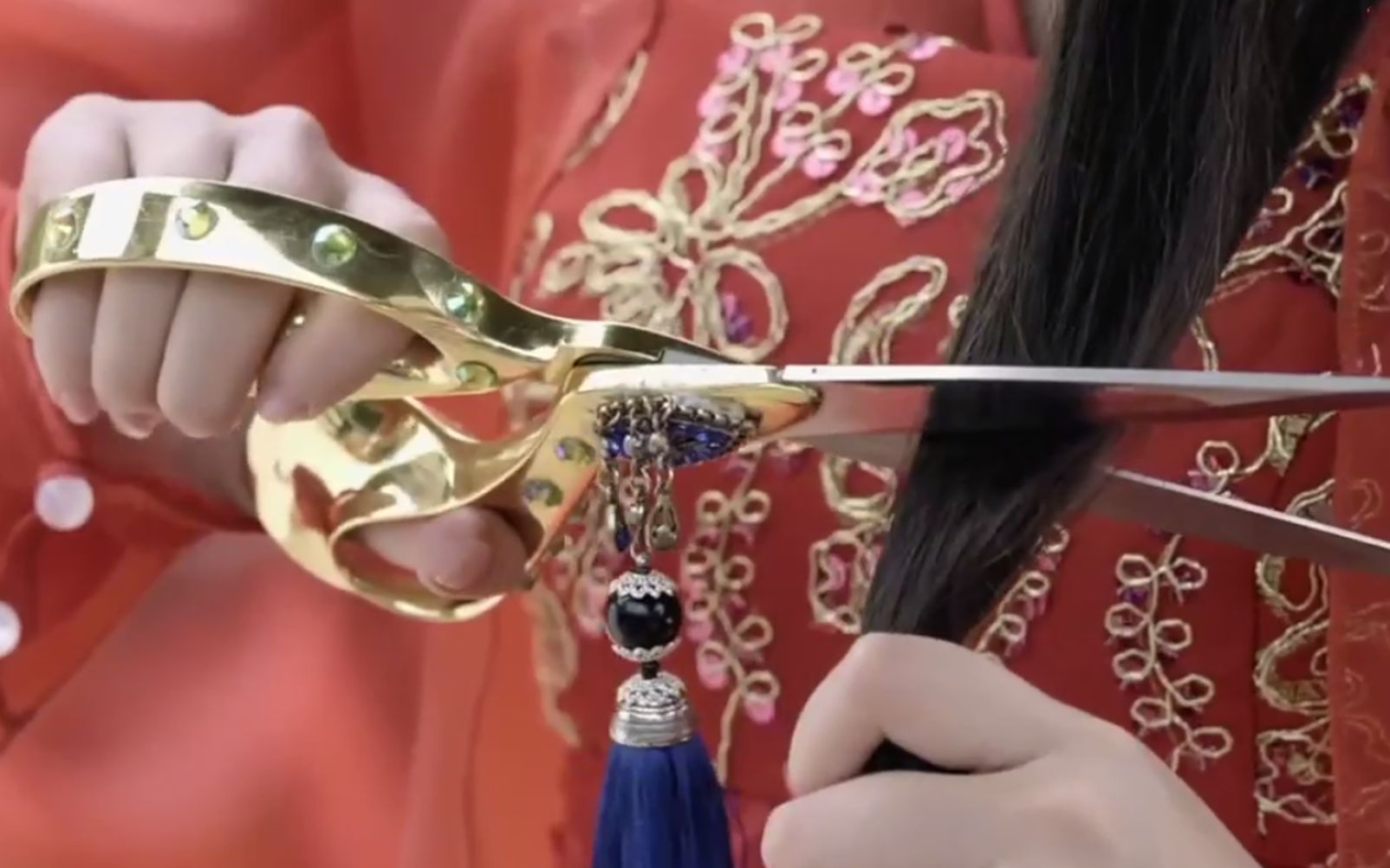 众女子狠心剪去青丝只因被伤透了心想从头来过只有她竟还剪出个发型