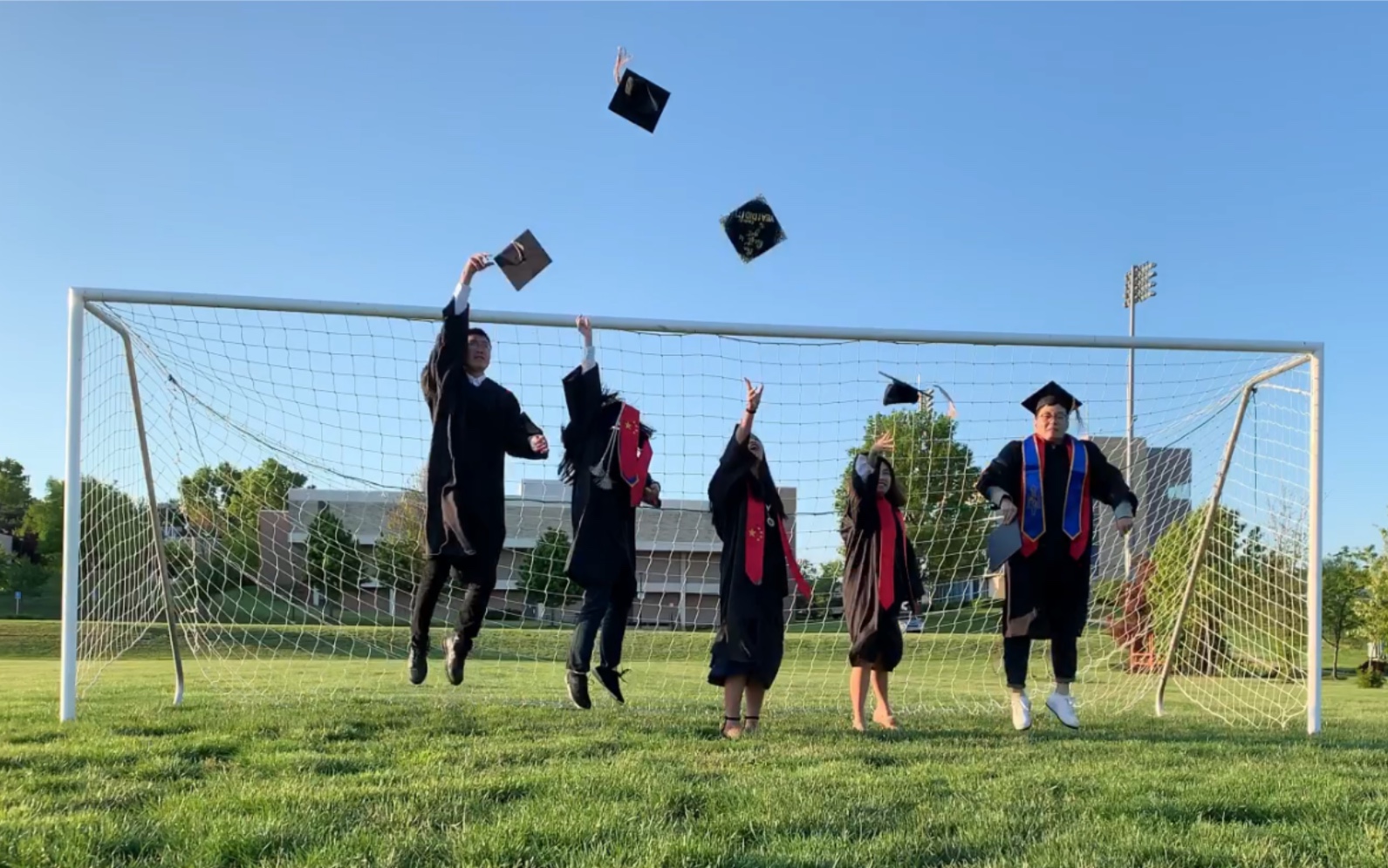 may 2019 本科毕业照 扔学士帽_哔哩哔哩 (゜-゜)つロ 干杯~-bilibili