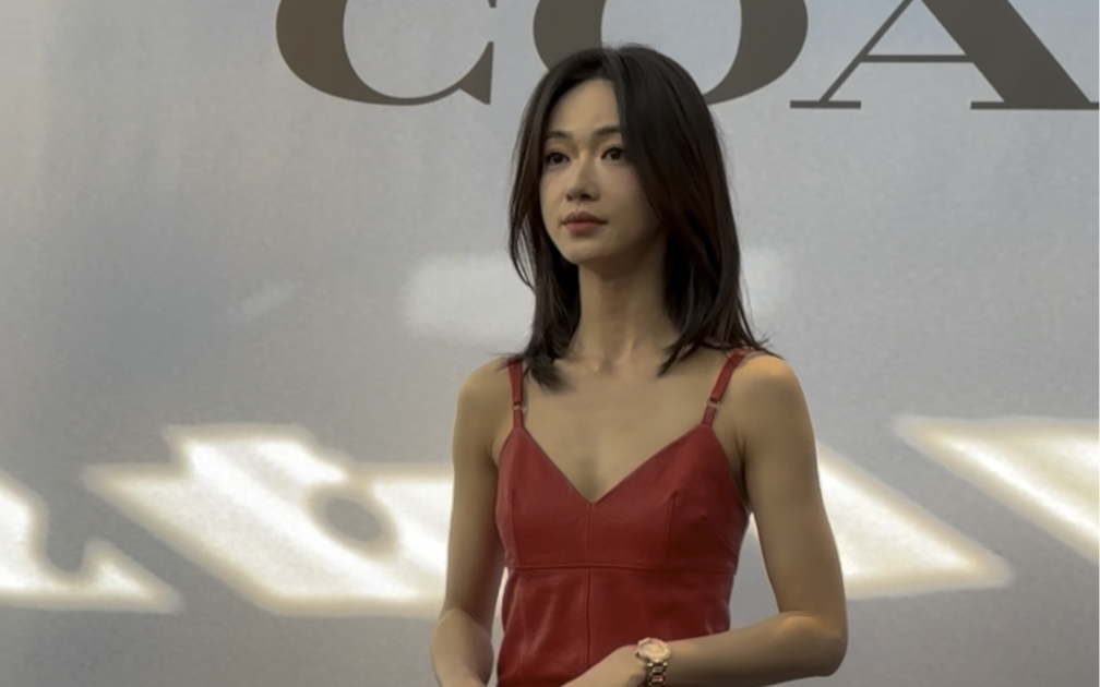 吴谨言吊带红裙搭配黑色靴子 这个状态如何#吴谨言