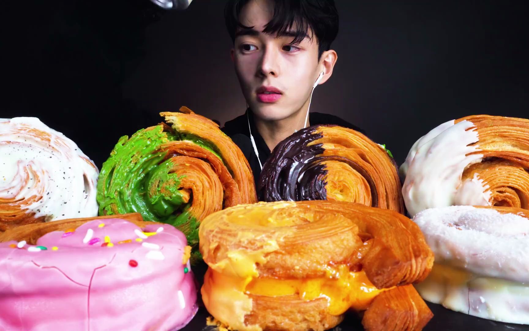 【chan sori 】奶油面包&抹茶&草莓&肉桂&巧克力多口味 小哥哥吃播