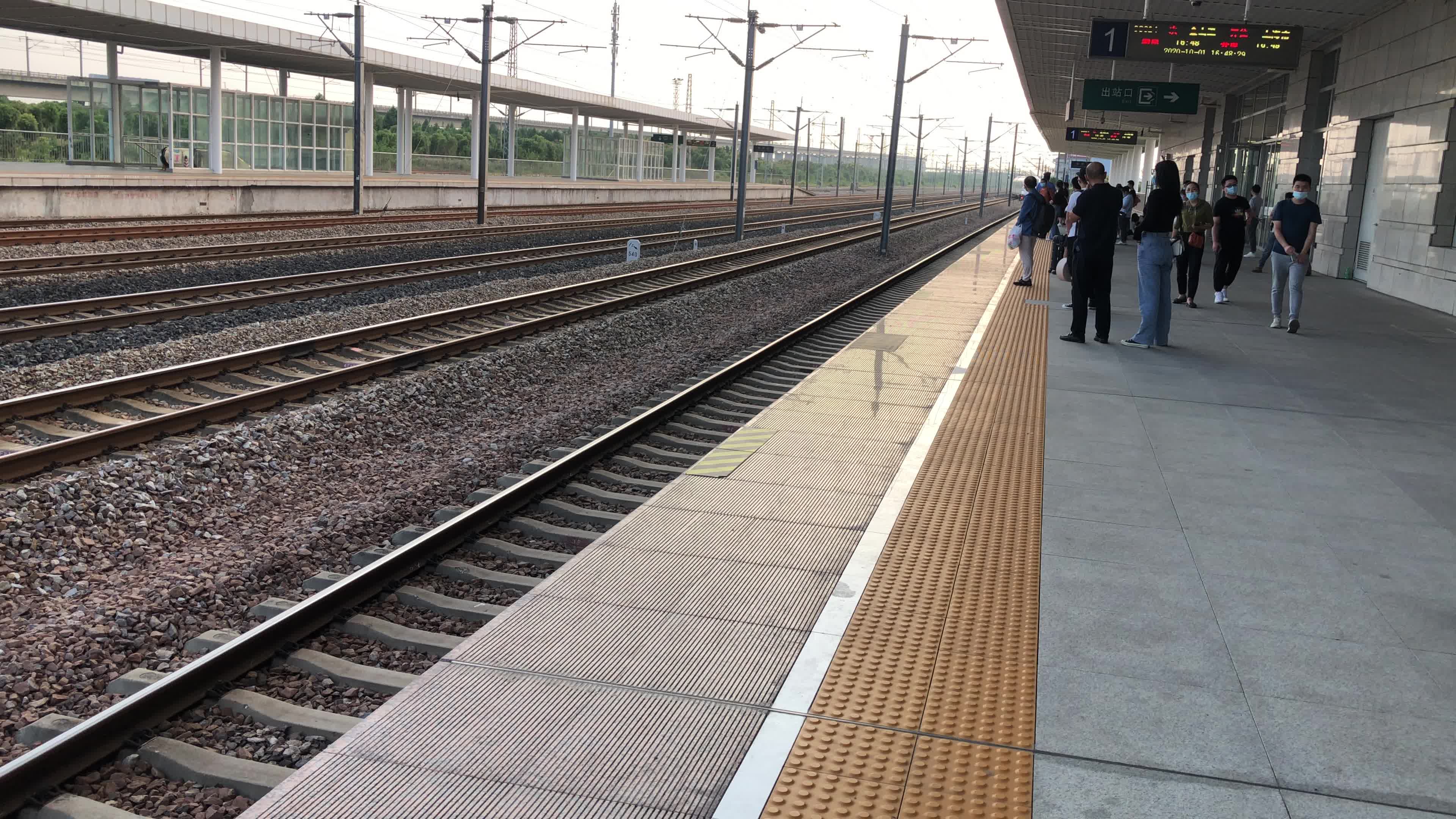 金山铁路c3624次新桥火车站往上海南站方向进站车底crh6f-0477