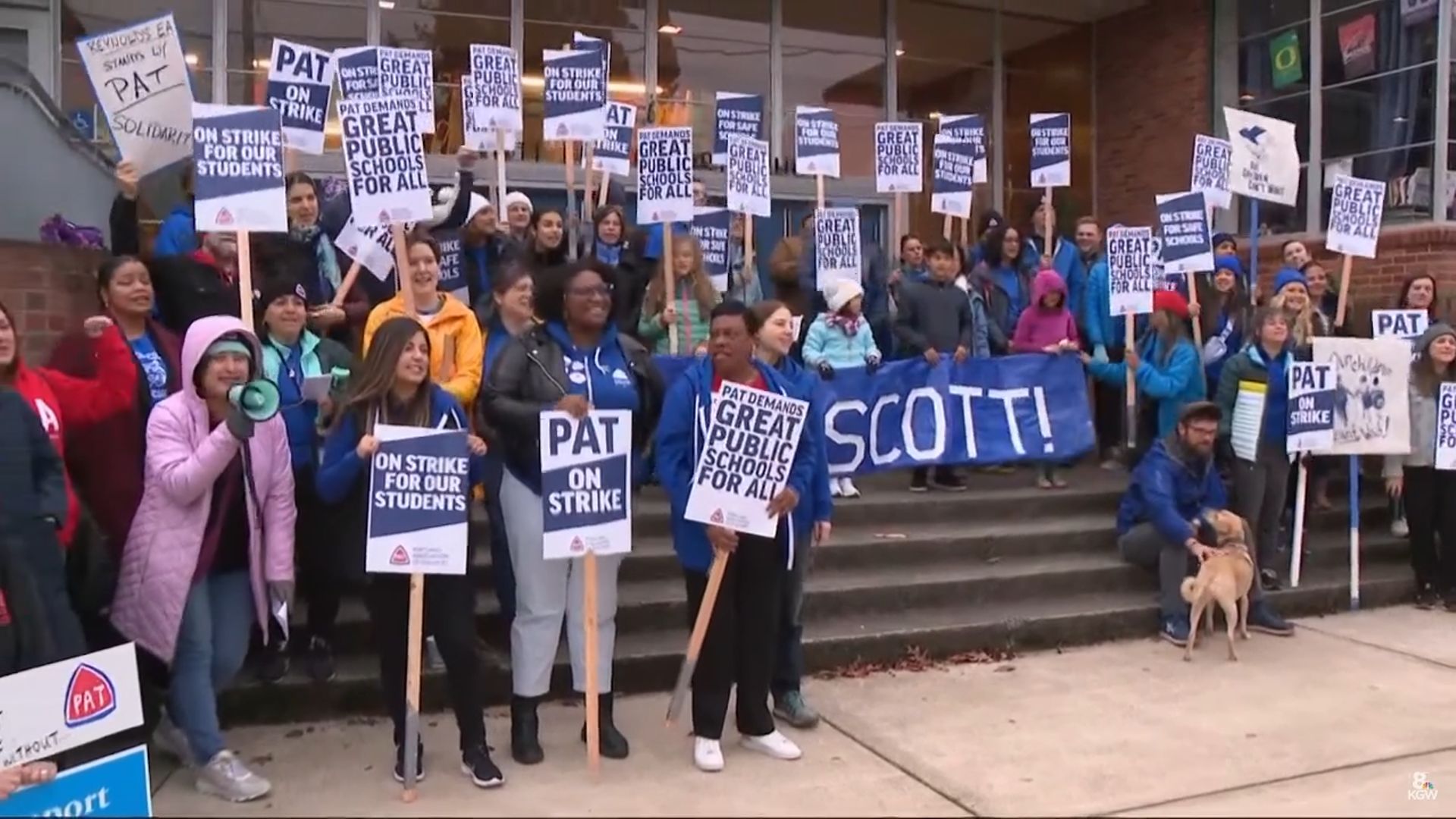 美俄勒冈州教师大规模罢工:数千人举标语上街,4.5万学生停课