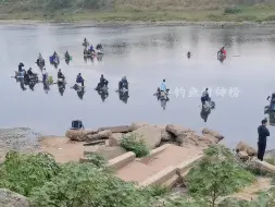 Скачать видео: 这是来钓鱼还是来摆阵呢