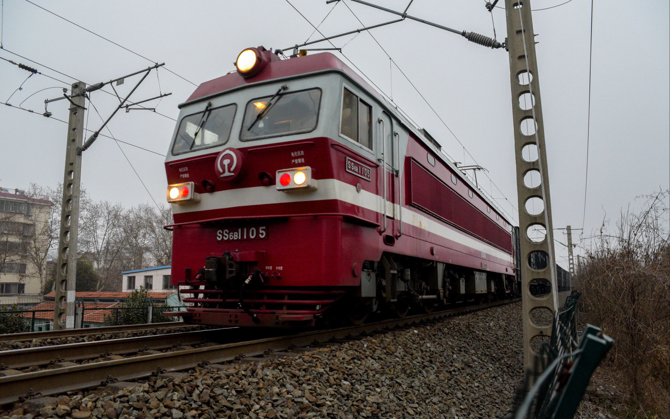 武局襄段ss6b牵引货列去襄阳汉江大桥方向