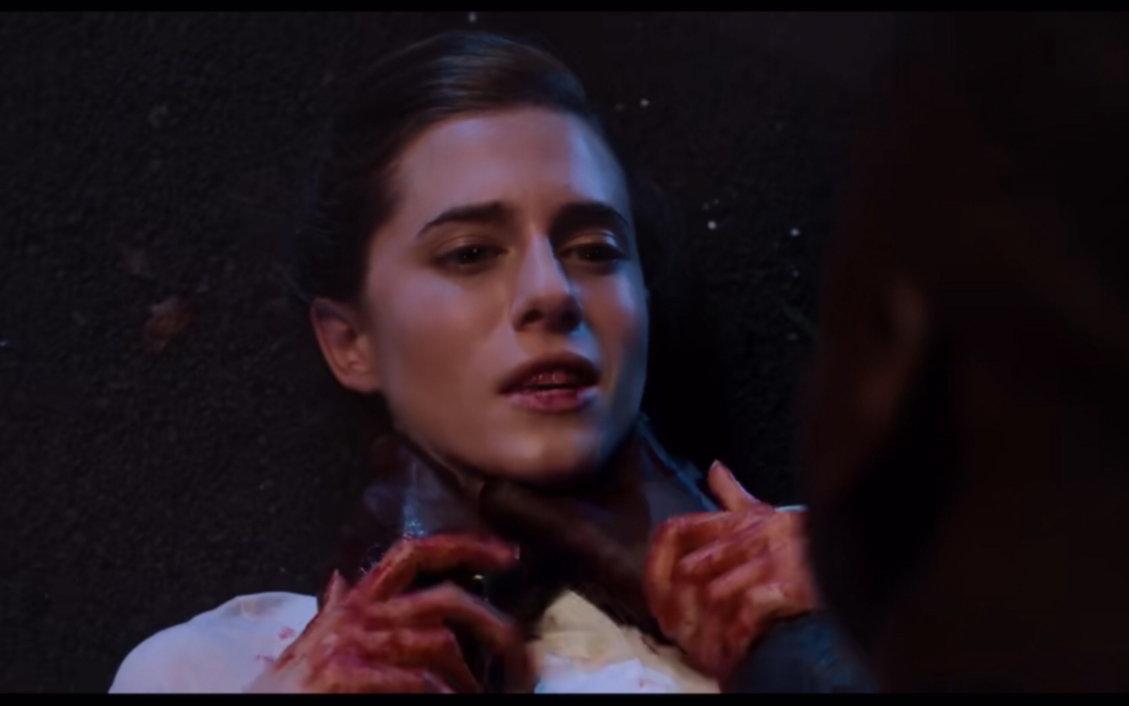 美女杀人不成腹部中枪然后被掐死