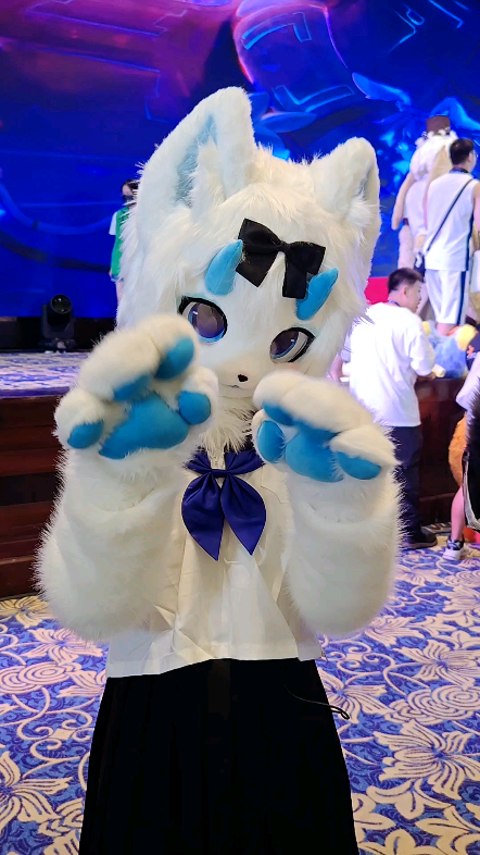 毛五的小猫踩奶～#fursuit# #兽装# #兽圈