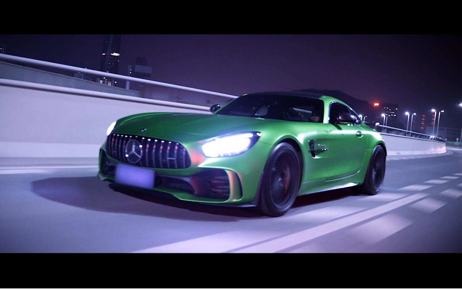 車主視頻 |夜深了,綠魔出動 奔馳amg gt r_嗶哩嗶哩 (゜-゜)つロ 乾杯