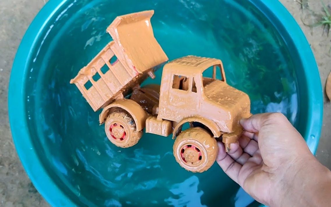 真奇怪!居然在山上出现很多黄泥工程车