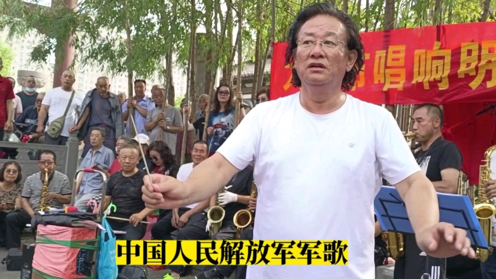 [图]李永康指挥，户外唱歌《我们的队伍向太阳》唱响明堂健康之声合唱团