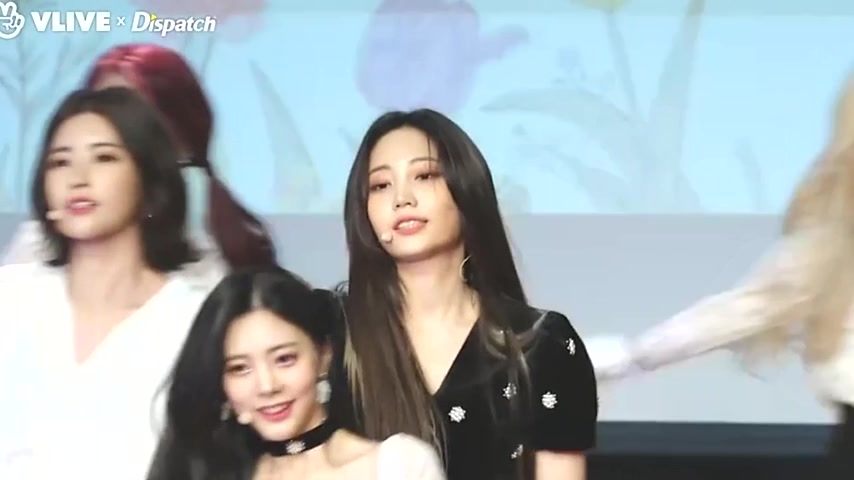 女团dia新曲《unit》发布会首秀,惊艳编舞展现轻快步伐