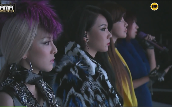 [图]2NE1【那年今日】131122在2013MAMA带来 LONELY + Missing You