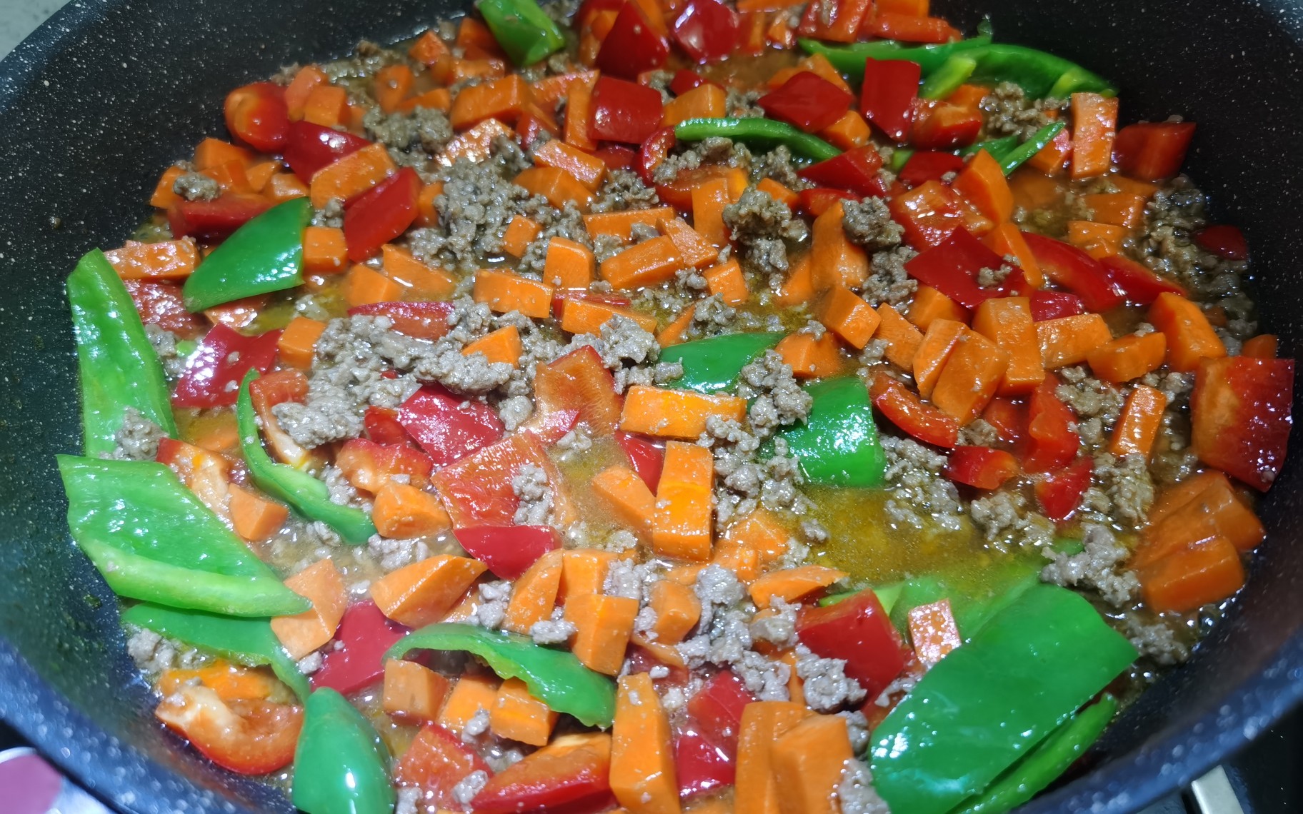 胡萝卜甜椒炒牛肉碎