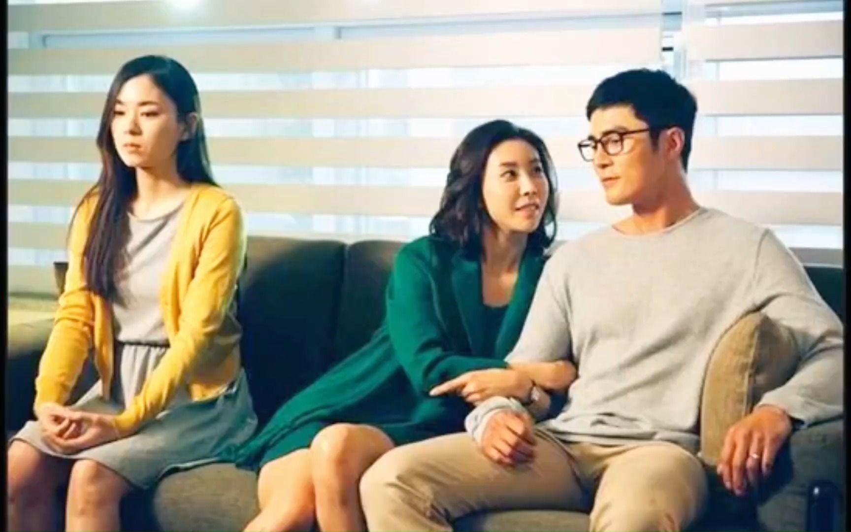 母女两爱上同个男人,母亲刚出门,继父就进女孩房间欢快