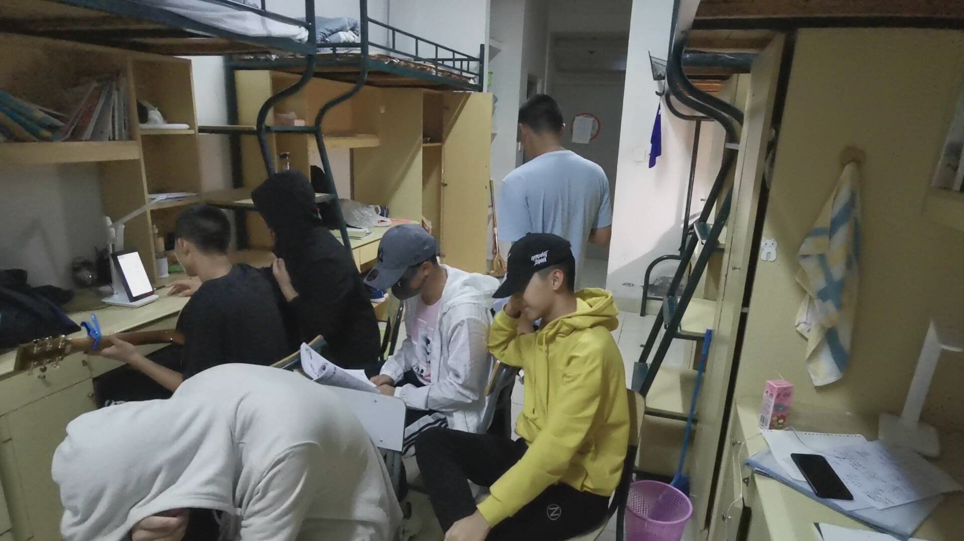 福州一中某宿舍再次献唱纸短情长