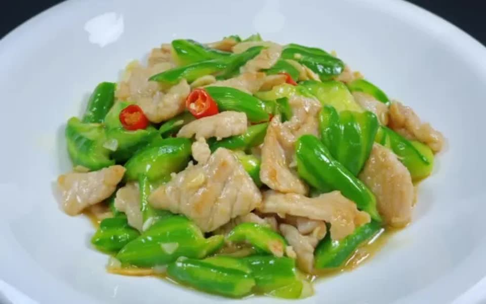 丝瓜炒肉怎么做?好多人直接炒,难怪黑不好吃