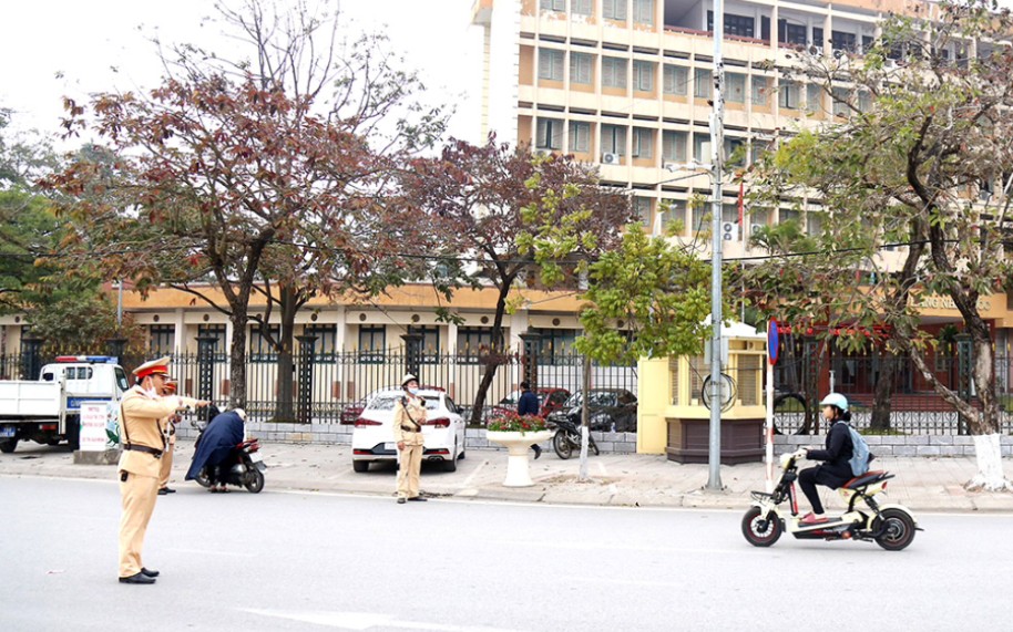 [图][中越双语字幕]Gia tăng tình trạng học sinh "lạng lách đánh võng" trên đường phố Hà Nội