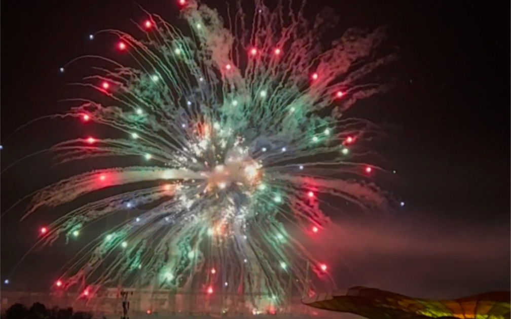 [图]烟花浪漫了一座城、对烟花的热爱是发自内心的、11月19日#浏阳天空剧院 #花火剧团 燃放的一场烟花秀￼￼、很漂亮👍👍👍👍👍👍