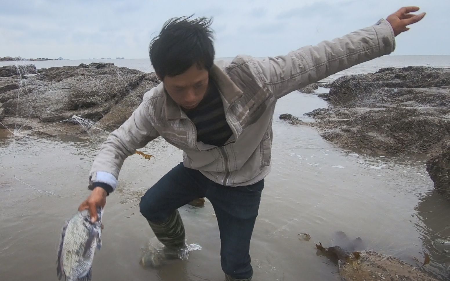 阿雄赶海用"新招",让海鲜自己乖乖往里钻,拿回家老婆做爱心晚餐