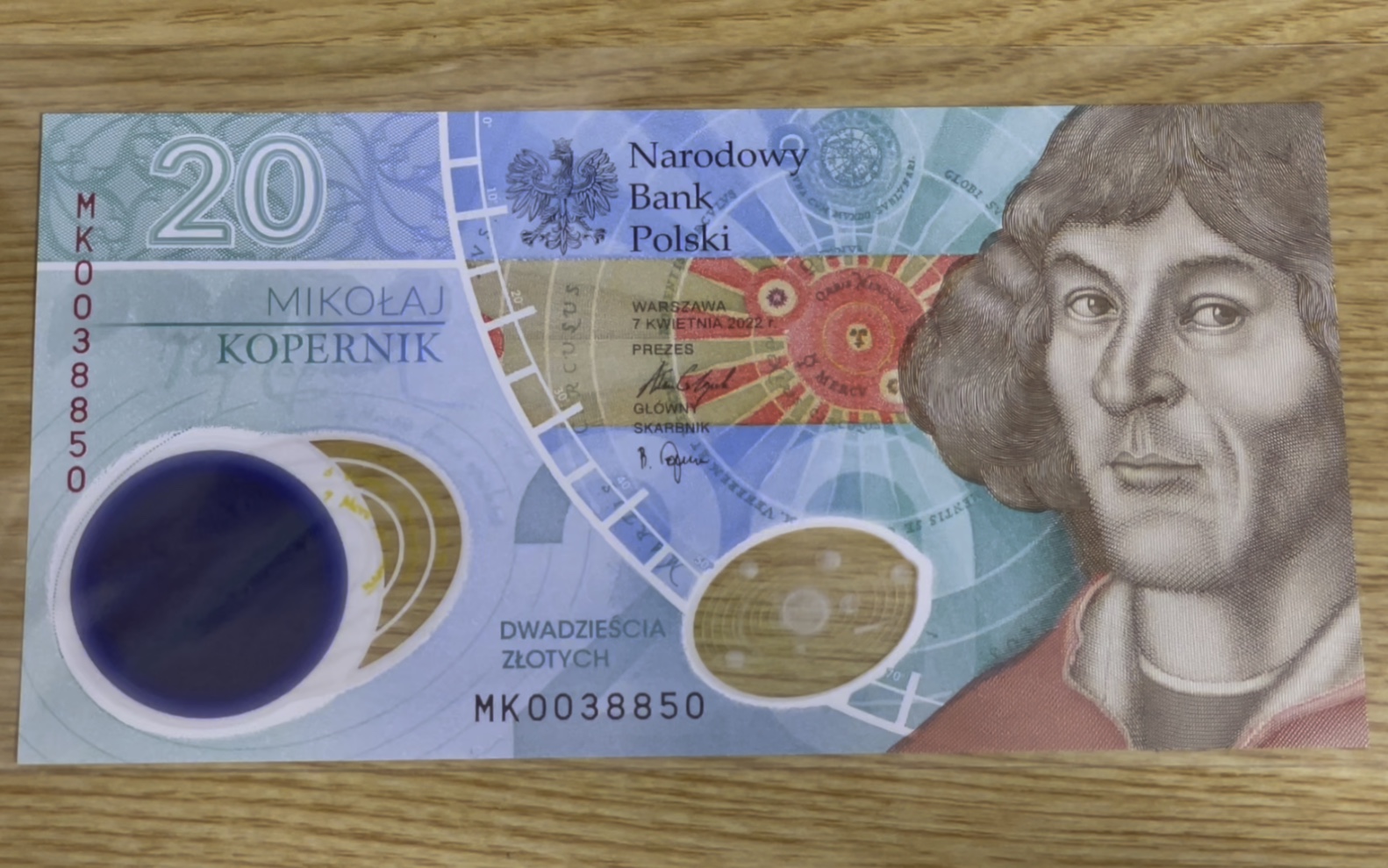 这张是波兰发行的第二张塑料纪念钞!它的透明视窗特别厉害,有3d效果!