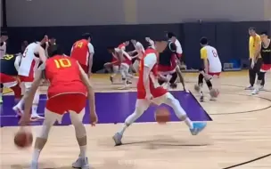 Video herunterladen: 前NBA巨星林书豪一语道破男篮通病，中国男篮想要崛起，做好这一点就够了！#林书豪#中国男篮#篮球