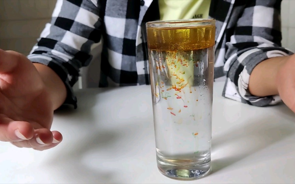 小实验食用油色素就能变成彩虹雨