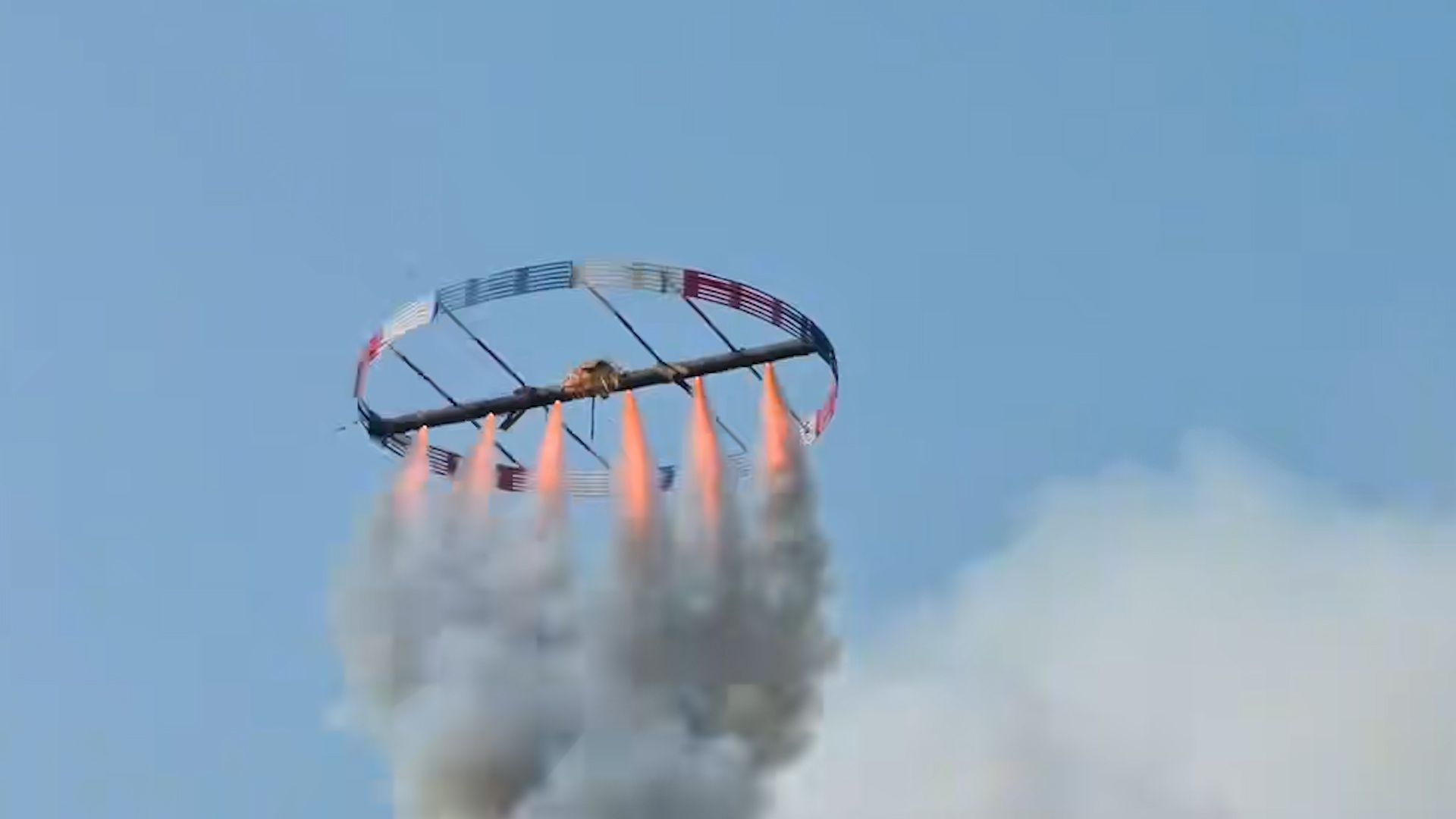 泰国的风车火箭大赛,圆盘旋转上升到百米高空,它是用来干什么的