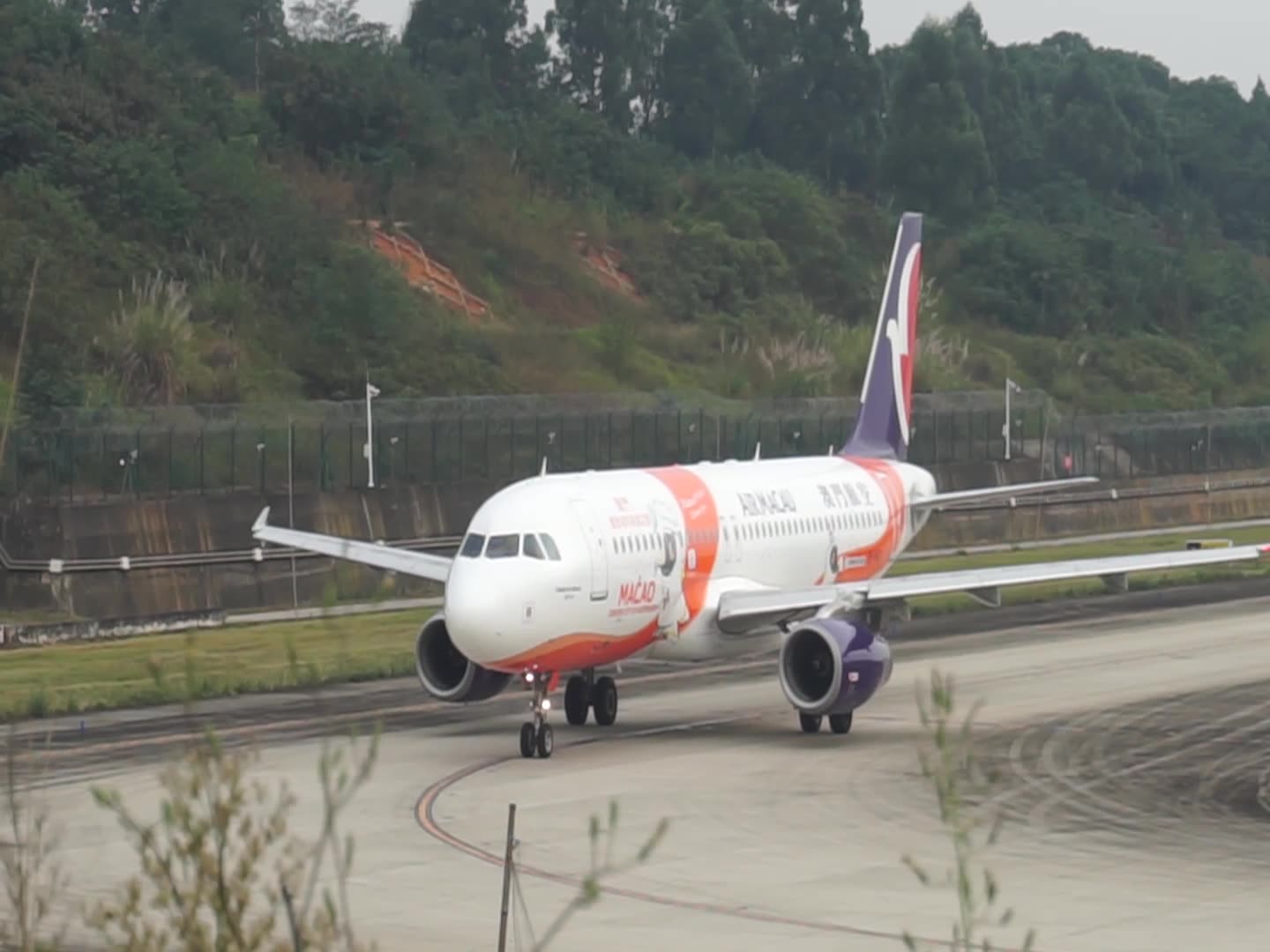 [图]澳门航空空客A321机长和摄影师挥手示意，女空管对话声音甜美