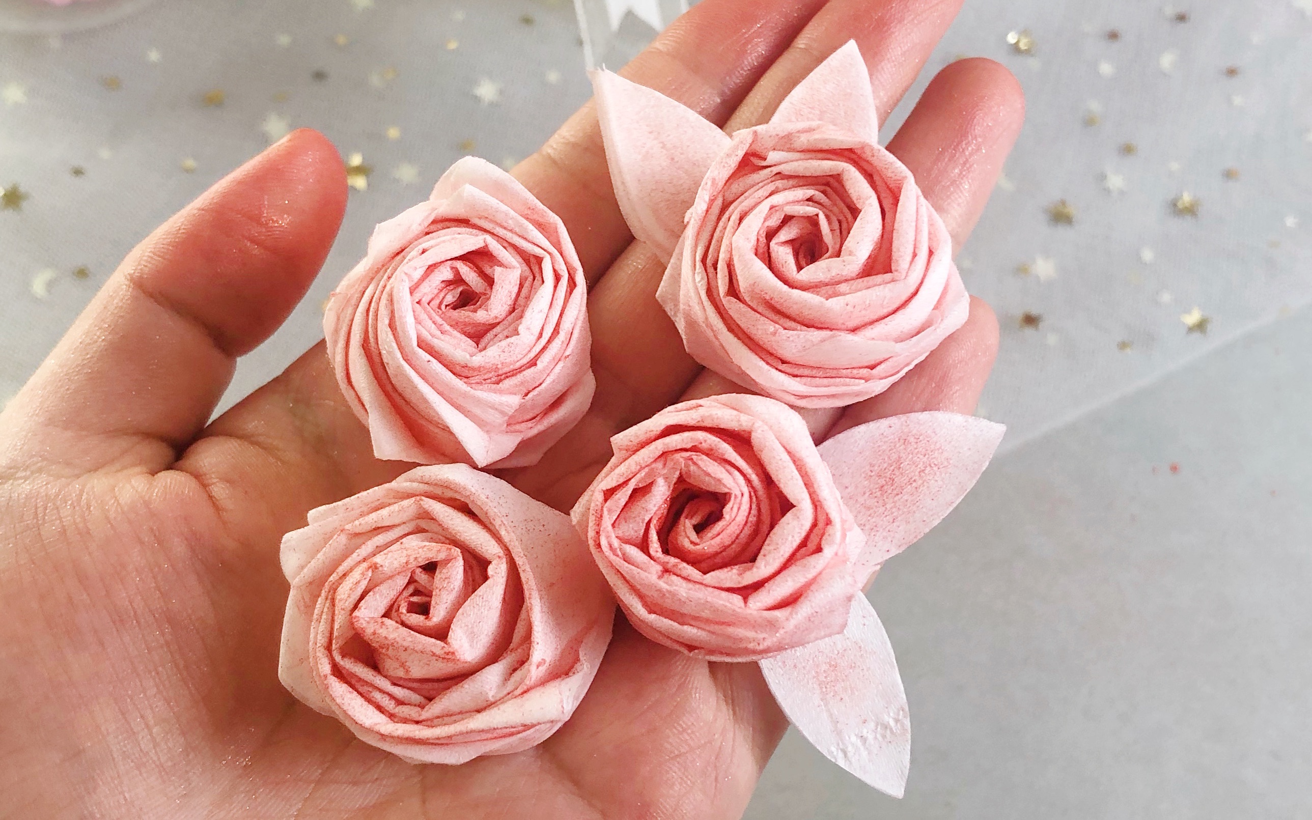 一张抽纸就能卷出来的玫瑰花,一看就会,赶紧来试试吧!