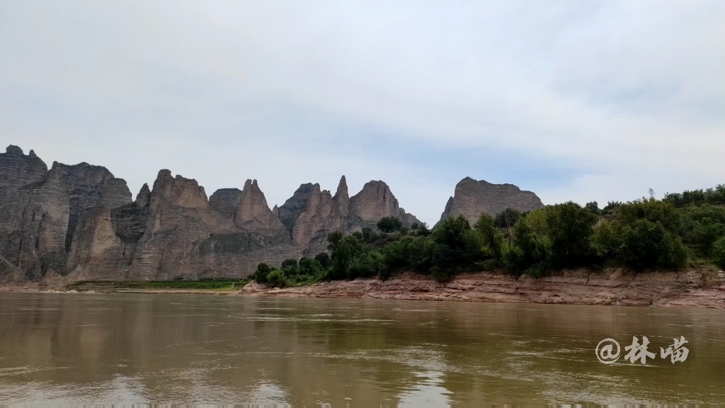 刘家峡炳灵寺万笏朝天石群