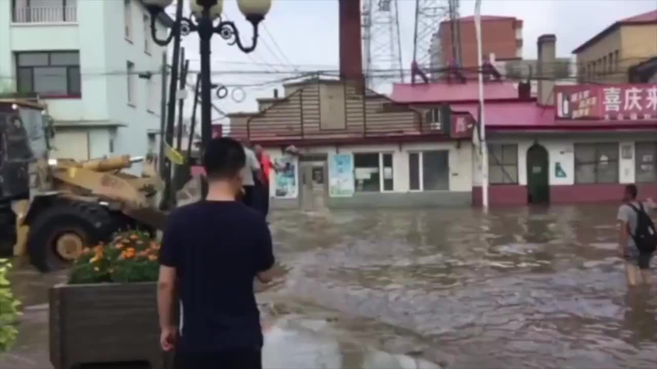 哈尔滨遇大洪水,居民出行乘铲车哔哩哔哩bilibili