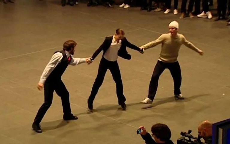 [图]【专业舞者·快闪】Flashmob Central Station Berlin | Staatsballett Berlin | Giorgio Madia