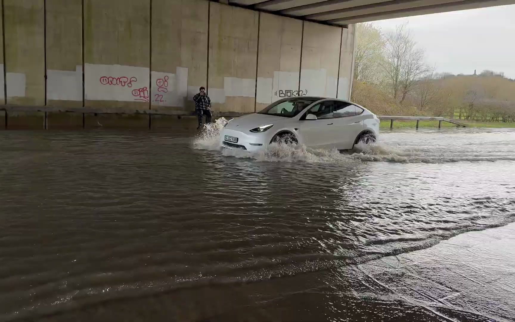 驾车驶过漫水路