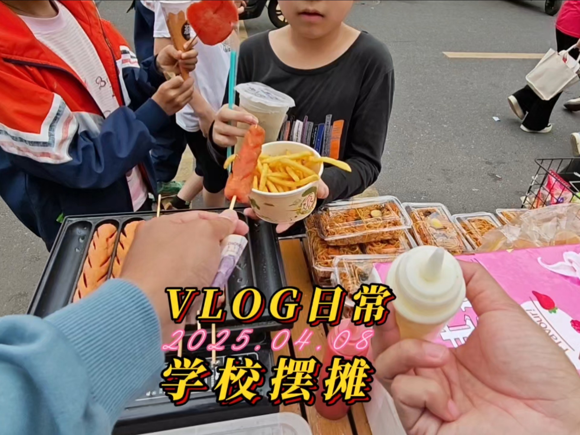 适合学校门口摆摊的小本生意(学校门口摆摊卖什么赚钱成本又低)