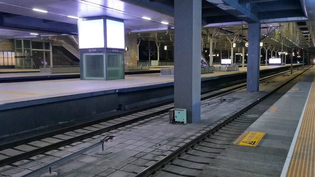 cs列车站台图片
