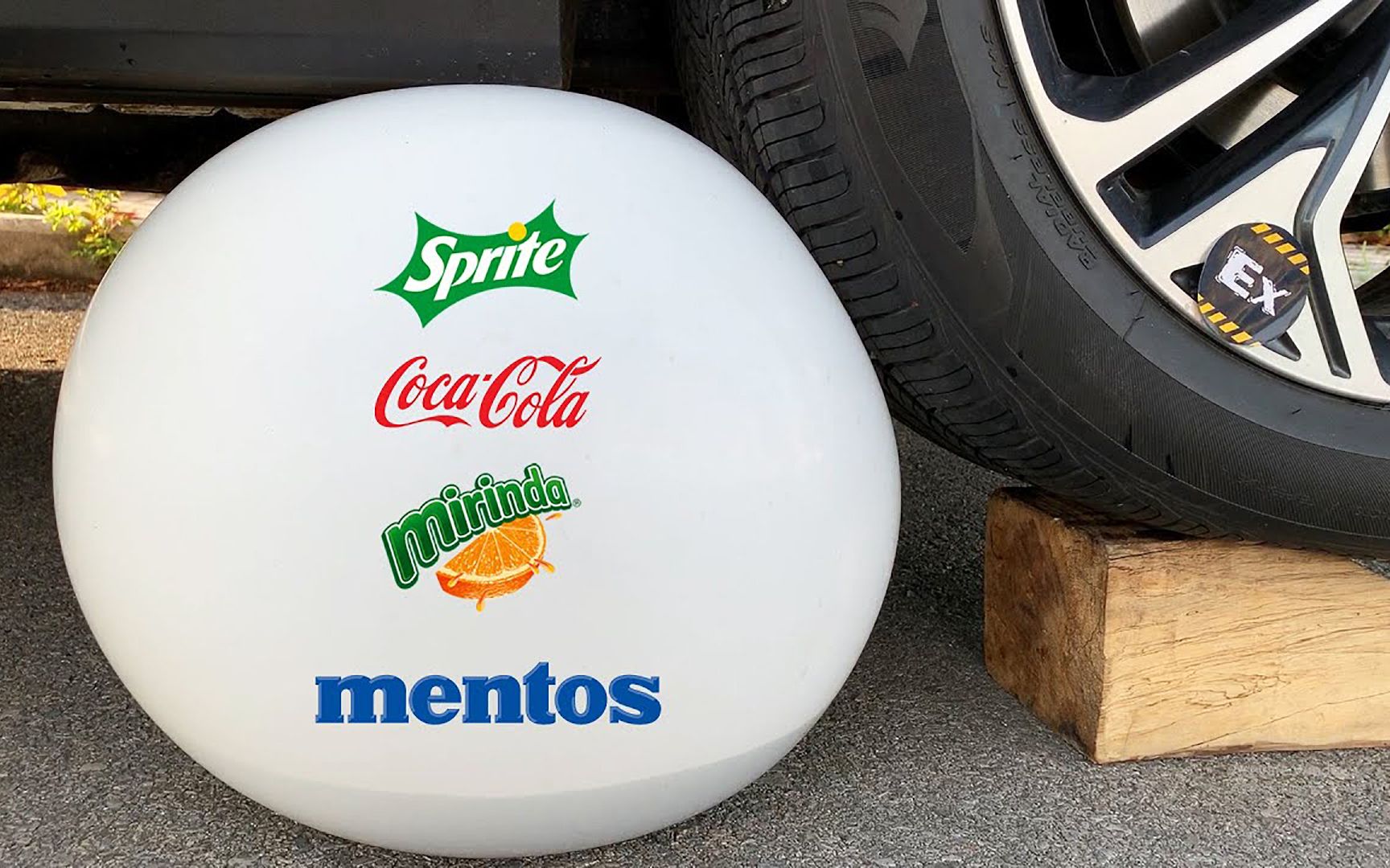 当曼妥思加汽水遇上汽车碾压,结果会是什么样呢?