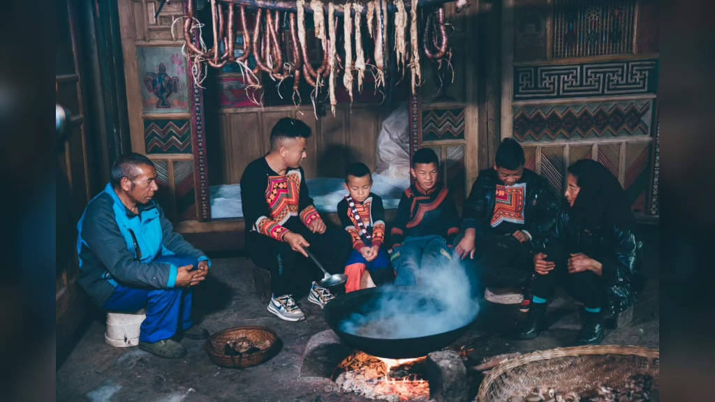 彝族年,彝语称"库史",是集祭祀祖先,游艺竞技,餐饮娱乐,服饰制度等